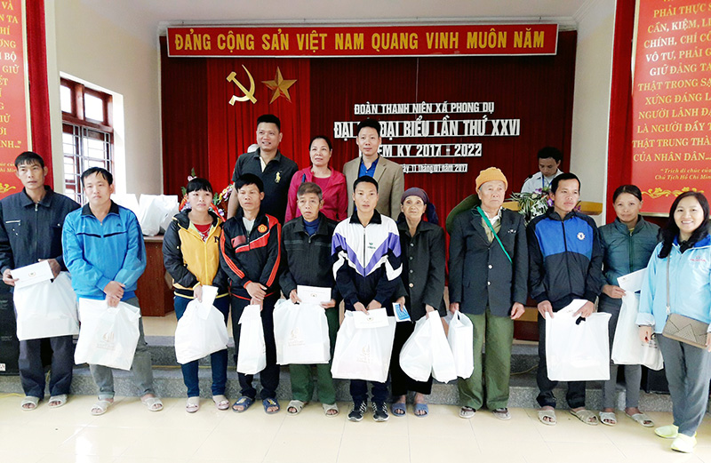 Hội từ thiện Chính Tâm (TP Hạ Long) trao quà Tết cho các hộ nghèo ở xã Phong Dụ (Tiên Yên).