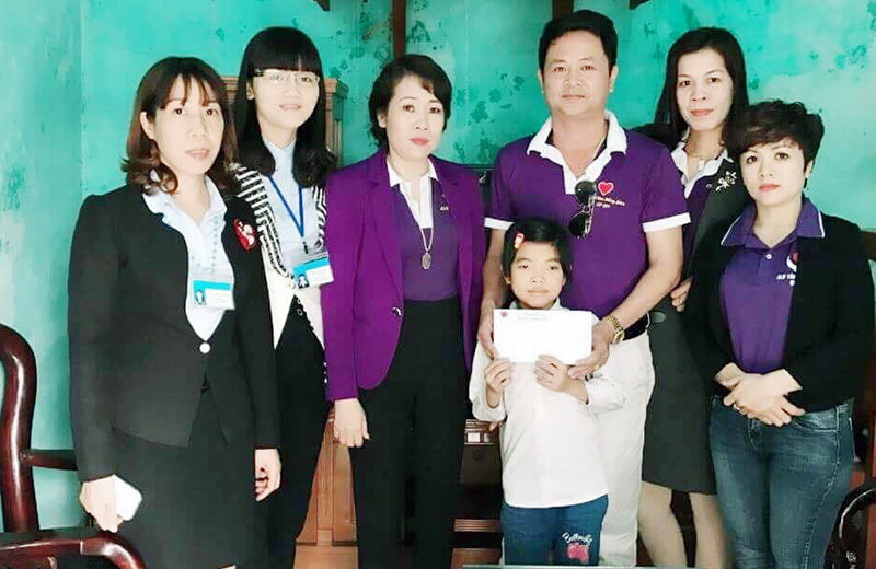 Ban chủ nhiệm CLB Tâm Bằng Hữu trao quà hỗ trợ mổ mắt cho cháu Mai Thùy Chi, lớp 4A2, Trường Tiểu học Hà Lầm, TP Hạ Long ngày 6-1-2017.