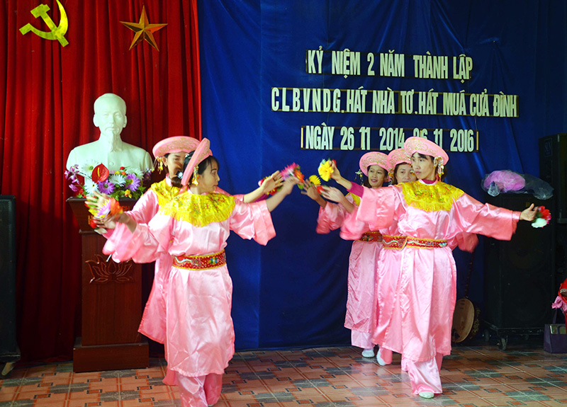 Biểu diễn múa cửa đình trong buổi lễ kỷ niệm 2 năm thành lập Câu lạc bộ Hát nhà tơ, hát - múa cửa đình xã Quảng Nghĩa.