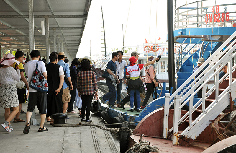 Du khách lên tàu tham quan Vịnh Hạ Long tại Cảng tàu khách quốc tế Tuần Châu.