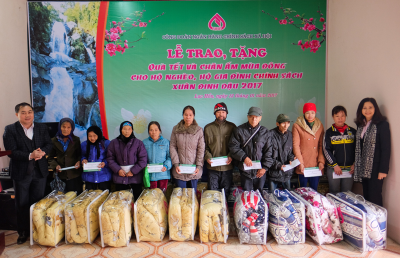 Công đoàn NHCSXH Việt Nam tặng quà Tết cho các hộ dân xã Luc Hồn, huyện Bình Liêu