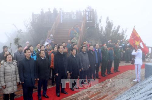 Chủ tịch nước Trần Đại Quang dự Lễ thượng cờ trên đỉnh Fansipan (huyện Sa Pa) tại điểm cao 3.143m. Ảnh: Nhan Sáng-TTXVN
