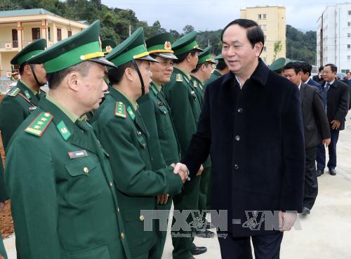 Chủ tịch nước Trần Đại Quang đến thăm, chúc Tết cán bộ chiến sỹ Đồn Biên phòng Cửa khẩu quốc tế Lào Cai. Ảnh: Nhan Sáng-TTXVN