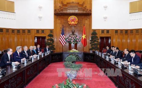 Thủ tướng Nguyễn Xuân Phúc tiếp Bộ trưởng Ngoại giao Hoa Kỳ John Kerry sang thăm và làm việc tại Việt Nam. (Ảnh: Thống Nhất - TTXVN)