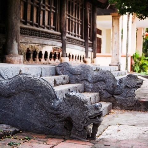 Hình ảnh rồng đá thành bậc ở đình Phương Quan (Hà Nội) được trưng bày tại triển lãm “Linh vật Việt” ngày 22-11-2016, tại Bảo tàng Hà Nội. (Nguồn: BTC Triển lãm)