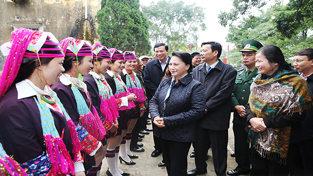 Chủ tịch Quốc hội Nguyễn Thị Kim Ngân thăm, tặng quà quân và dân các xã biên giới huyện Hải Hà và TP.Móng Cái