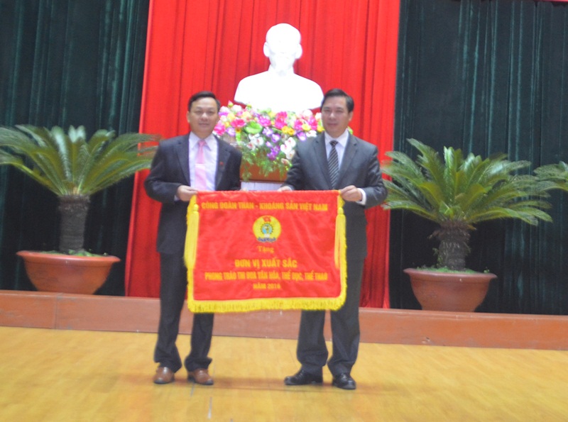 Lãnh đạo Công đoàn Than - Khoáng sản Việt Nam trao cờ thi đua cho Công đoàn Công ty CP Than Vàng Danh đơn vị có thành tích xuất sắc trong phong trào thi đua năm 2016