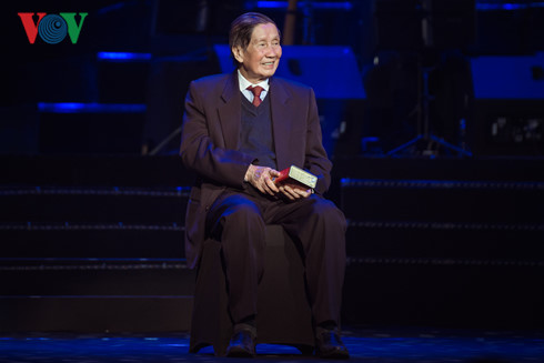 Nhạc sĩ Phạm Tuyên giao lưu, trò chuyện với khán giả trên sân khấu