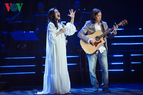 Thanh Lam ít hát nhạc Phạm Tuyên nhưng cô rất cảm xúc ở ca khúc “Năm bông hồng trắng”, có sự hỗ trợ của nhạc sĩ Thanh Phương đệm đàn guitar.
