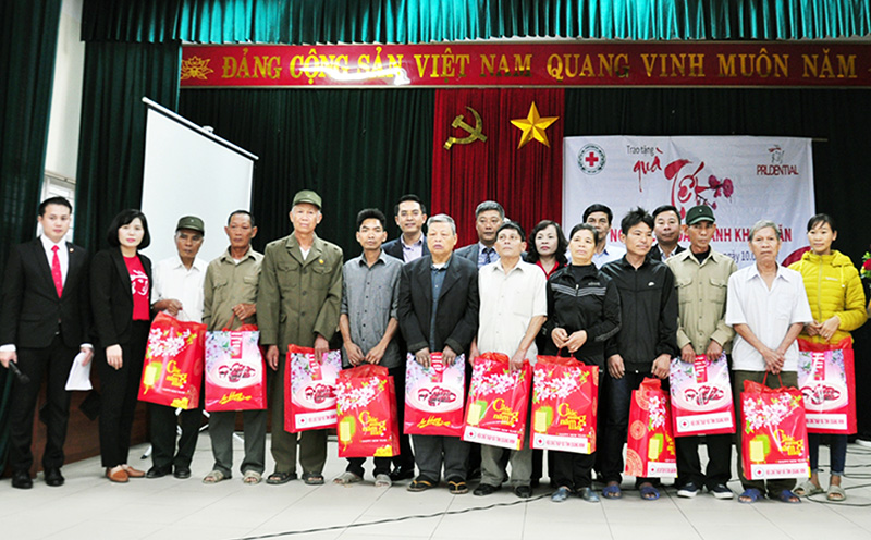 Các nạn nhân chất độc da cam/dioxin huyện Hoành Bồ nhận quà Tết từ Công ty Bảo hiểm nhân thọ Prudential Việt Nam.