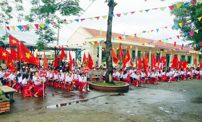 Học sinh Trường Tiểu học thị trấn Bình Liêu (trường chuẩn quốc gia) khai giảng năm học mới 2016-2017.