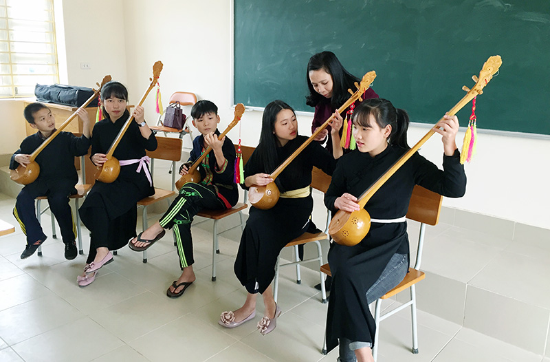 Buổi sinh hoạt CLB Hát then - đàn tính của các em học sinh Trường PTDT nội trú THCS&THPT Tiên Yên.