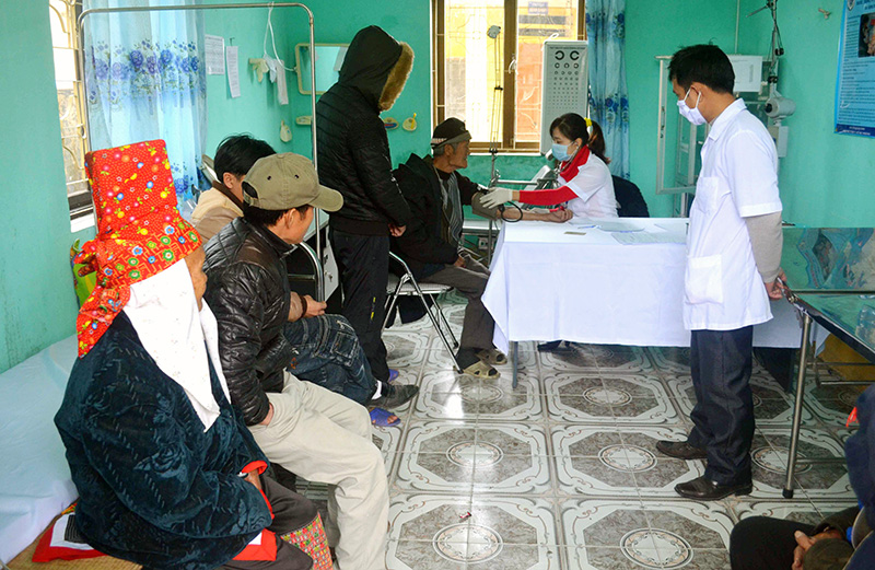 Quảng Sơn là xã đặc biệt khó khăn của huyện Hải Hà, nên 100% người dân được hỗ trợ về BHYT. Trong ảnh: Người dân Quảng Sơn khám bệnh ở Trạm Y tế xã.