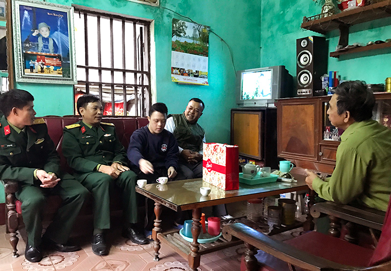 Cán bộ Ban CHQS huyện Hoành Bồ thăm và chúc Tết gia đình ông Ngô Khắc Hoạt, trú tại tổ 4, khu 6, thị trấn Trới.