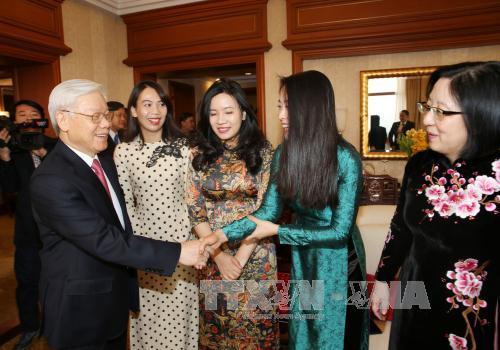 Tổng Bí thư Nguyễn Phú Trọng tiếp cán bộ Tổng Lãnh sự quán Việt Nam tại Thượng Hải. (Ảnh: Trí Dũng/TTXVN)