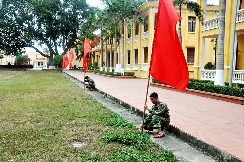Chiến sĩ Trường Quân sự tỉnh tổ chức trang trí doanh trại chuẩn bị đón Tết Nguyên đán Đinh Dậu 2017.