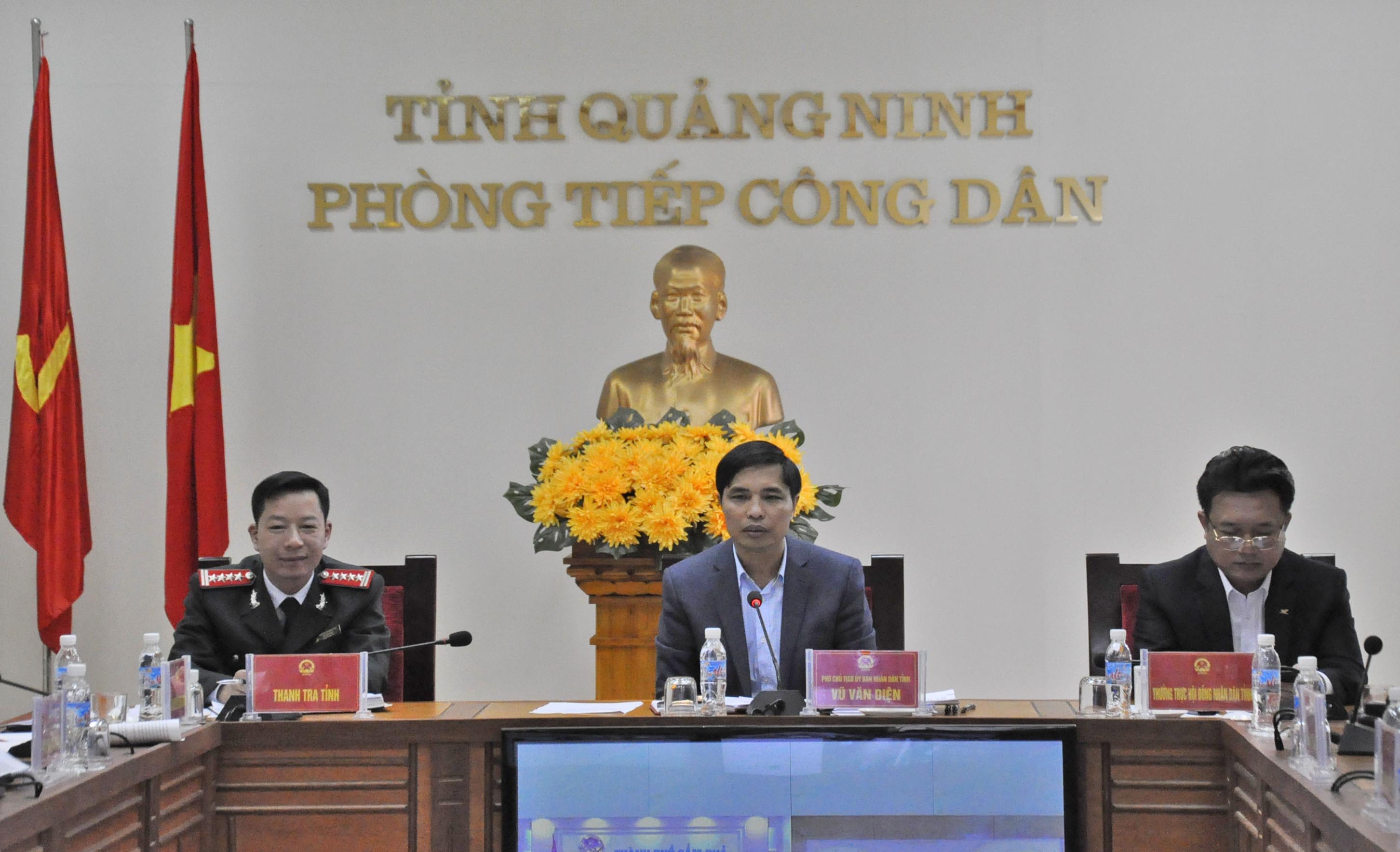 Phó Chủ tịch UBND tỉnh Vũ Văn Diện thay mặt HĐT tháng 1- 2017CD tỉnh trả lời kiến nghị của các công dân tại Buổi tiếp công dân thường kỳ