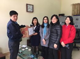 Đoàn cán bộ Ngân hàng Phát triển Quảng Ninh tặng quà cho trường mầm non xã Đồng sơn