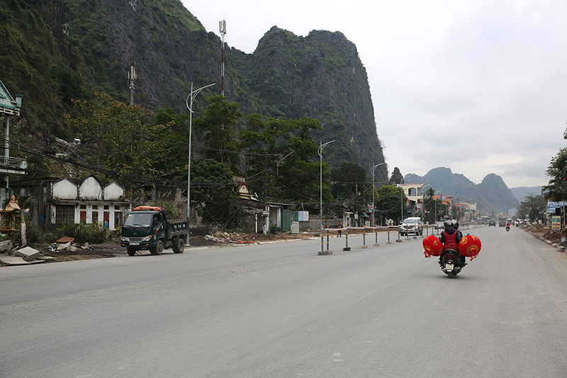 Đoạn qua phường Quang Hanh (TP Cẩm Phả) chưa hoàn chỉnh hệ thống giải phân cách, song nền đường đã cơ bản hoàn thành với 4 làn xe.