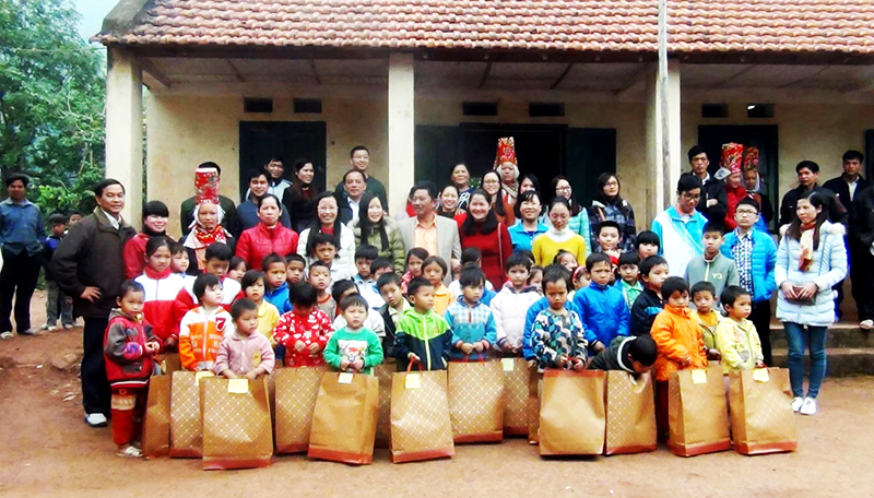 Nhân dịp đầu năm mới, Trường THPT Chuyên Hạ Long đến thăm và tặng quà cho thầy, trò điểm trường San Quang, Trường Tiểu học Đồng Tâm (huyện Bình Liêu).  Ảnh: XUÂN TÚ (Trường THPT Chuyên Hạ Long)