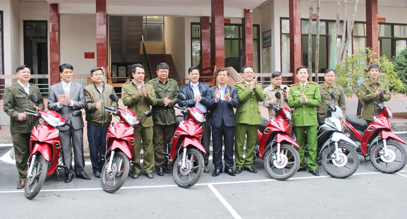 Chủ tịch UBND thị xã Đông Triều Hà Hải Dương bàn giao xe cho công an 6 xã. 