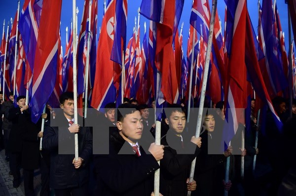 Người dân Triều Tiên tham gia tuần hành ủng hộ lãnh đạo Kim Jong-un tại quảng trường Kim Nhật Thành. (Nguồn: AFP/TTXVN)