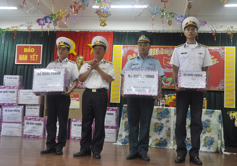 Lãnh đạo Lữ đoàn Hải quân 146 trao tặng quà Tết cho cán bộ chiến sĩ đảo Nam Yết 