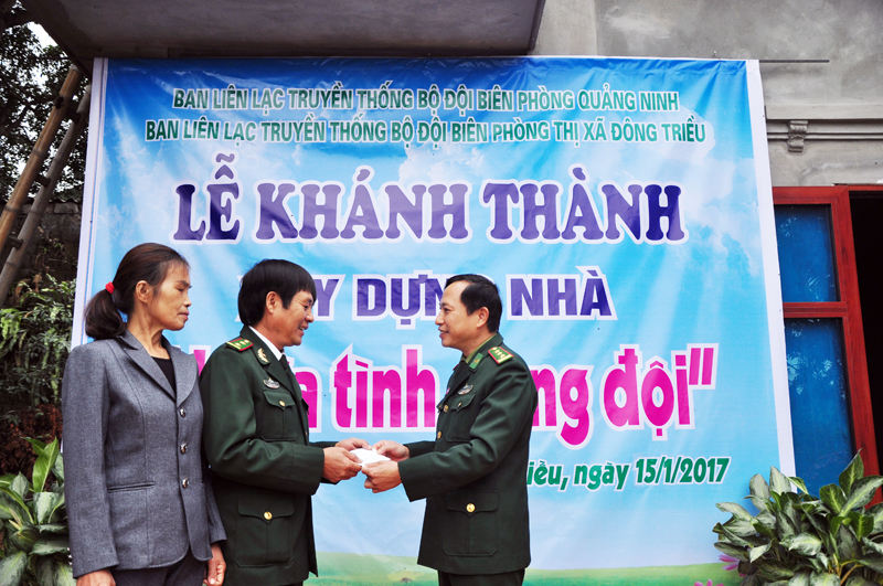 Thượng tá Ngô Quang Sơn, Phó Chủ nhiệm Chính trị BĐBP Quảng Ninh trao quà Tết cho CCB Phạm Văn Điển.