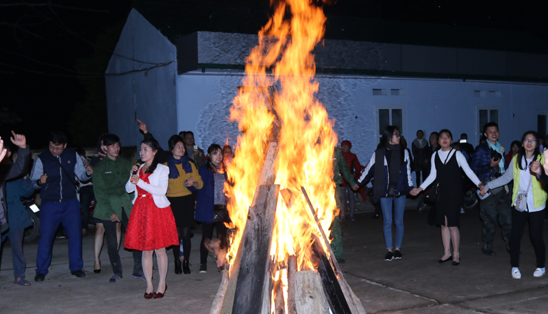 Đoàn công tác tham gia đêm giao lưu văn nghệ, đốt lửa trại cùng cán bộ, chiến sĩ và nhân dân xã Hoành Mô, huyện Bình Liêu