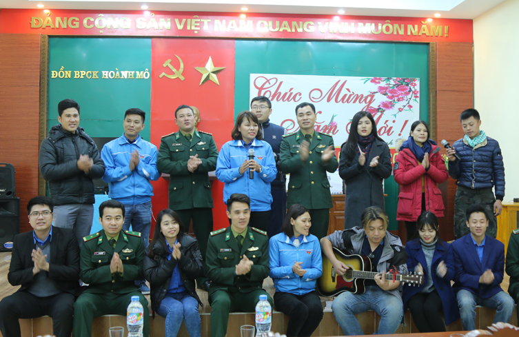 Đoàn công tác hát giao lưu cùng cán bộ, chiến sĩ Đồn Biên phòng cửa khẩu Hoành Mô.