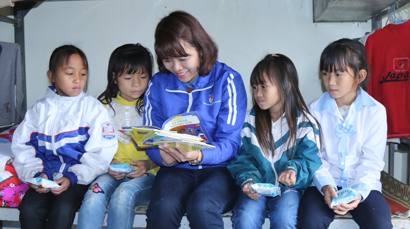  Đồng chí Vũ Thị Diệu Linh, Phó Bí thư Thường trực Tỉnh Đoàn trao tặng sách cho các em học sinh trường THCS Quảng Đức, xã Quảng Đức, huyện Hải Hà.