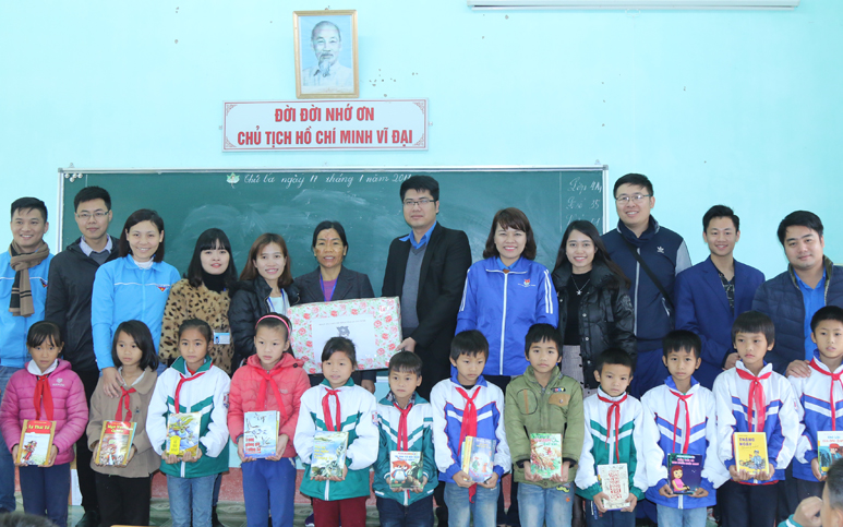 Đoàn công tác thăm, tặng quà cho học sinh trưởng Tiểu học Quảng Đức, xã Quảng Đức, huyện Hải Hà.