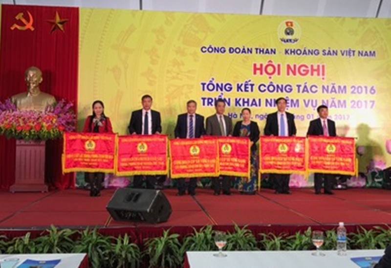Đồng chí Nguyễn Thị Thu Hồng, Phó Chủ tịch Tổng LĐLĐ Việt Nam trao tặng cờ cho tập thể và cá nhân có thành tích xuất sắc. 
