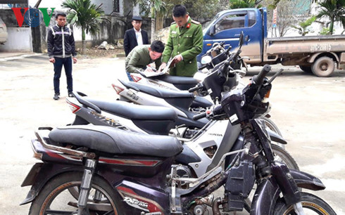 Công an huyện Qùy Hợp làm thủ tục trao trả lại những chiếc xe máy bị mất trộm cho người dân.