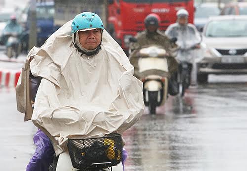 Không khí lạnh gây mưa khiến Hà Nội và các tỉnh miền Bắc trải qua những ngày rét buốt. Ảnh: Ngọc Thành.