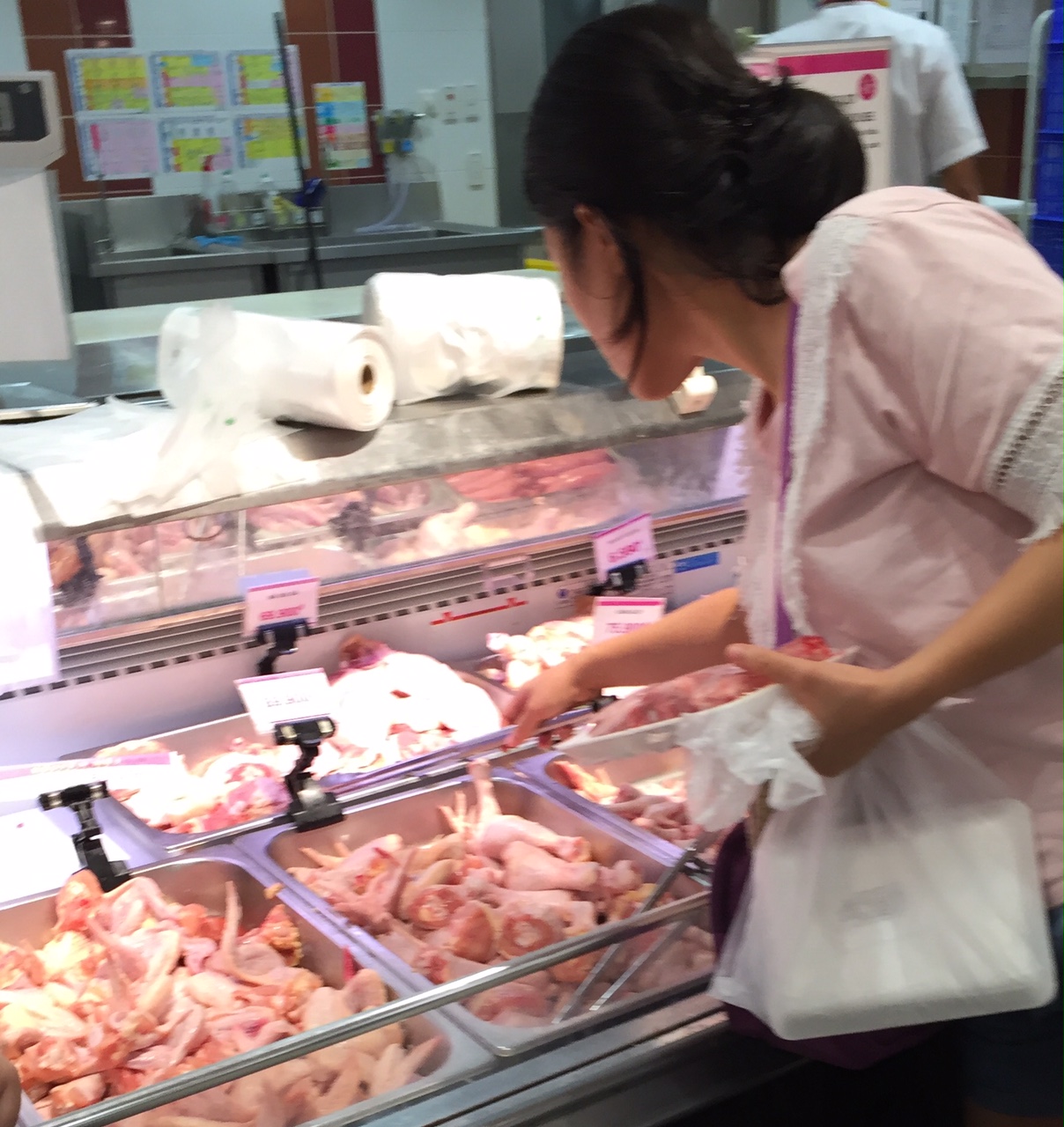 Người tiêu dùng vẫn phải mua thịt lợn với giá cao mặc dù giá lợn hơi đã giảm mạnh.