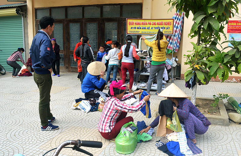 Người dân đến chọn quần áo tại quầy hàng quần áo miễn phí cho người nghèo của CLB Thiện nguyện Bình Liêu.