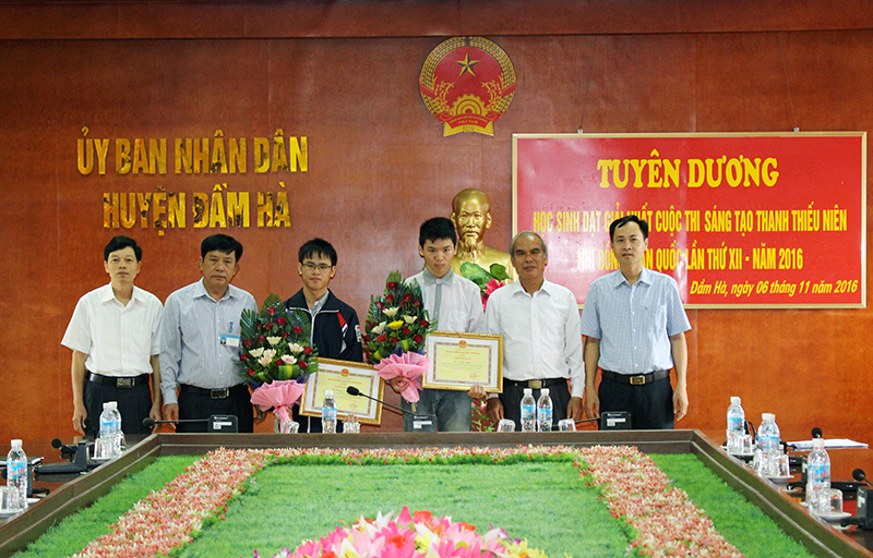 Huyện Đầm Hà tổ chức tuyên dương, khen thưởng học sinh giỏi năm học 2015-2016. Ảnh: Dương Nghị (Trung tâm TT-VH Đầm Hà)