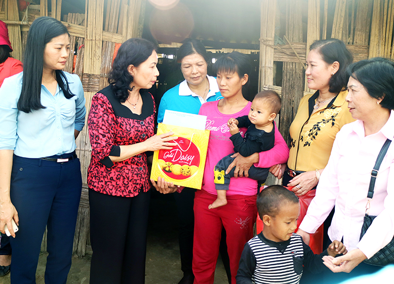 Ban Chủ nhiệm CLB Phụ nữ hướng về biên giới, biển đảo tỉnh tặng quà cho gia đình chị Đặng Thị Ngọc, thôn Cao Lan, xã Bắc Sơn (TP Móng Cái).