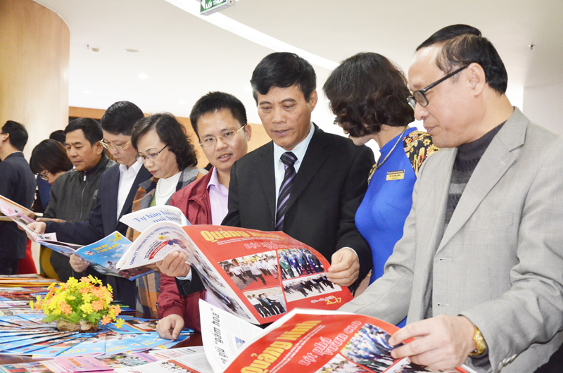  Các đại biểu tham quan và xem các ấn phẩm báo chí trưng bày tại Hội báo Xuân Đinh Dậu 2017