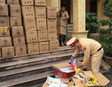Lực lượng CSGT tiến hành kiểm tra các thùng bánh bị thu giữ 