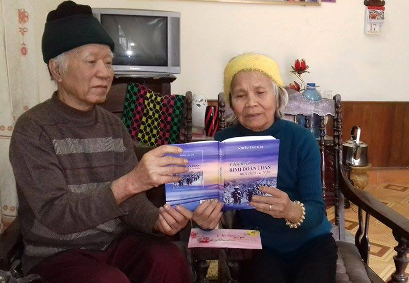 Vợ chồng cựu chiến binh Nguyễn Bá Sơn, từng là chiến sĩ Tiểu đoàn 9 (Binh đoàn Than) đón nhận cuốn sách.