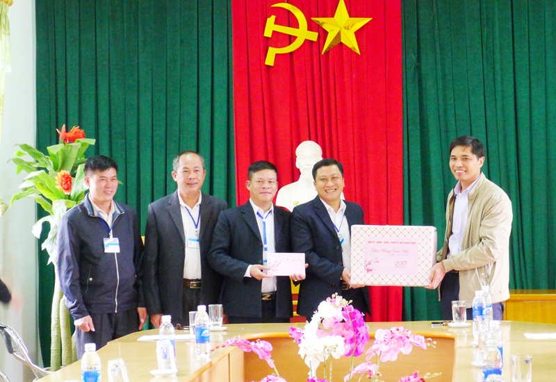 Đồng chí Vũ Văn Diện, Phó Chủ tịch UBND tỉnh chúc Tết cho lãnh đạo xã Lương Mông, huyện Ba Chẽ