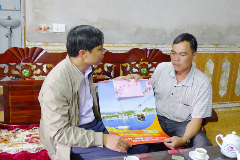 Đồng chí Vũ Văn Diện, Phó Chủ tịch UBND tỉnh thăm tặng quà Tết ông Chu Văn Thông, thôn Đồng Doong, xã Minh Cầm, huyện Ba Chẽ.