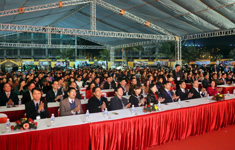Các vị đại biểu và đông đảo người dân đến dự lễ khai mạc.