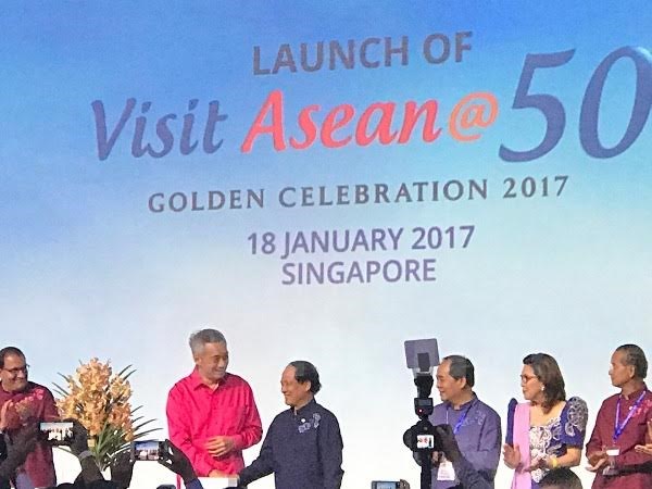 Thủ tướng Singapore Lý Hiển Long và Tổng Thư ký ASEAN Lê Lương Minh cùng các quan chức du lịch các quốc gia trong khu vực phát động chiến dịch du lịch mới với 50 sản phẩm nhằm thúc đẩy 