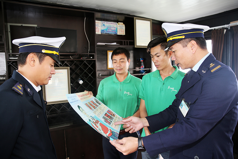 Cảng vụ Đường thuỷ nội địa Quảng Ninh tổ chức kiểm tra, tuyên truyền đảm bảo an toàn đường thuỷ dịp Tết tại Cảng tàu khách quốc tế Tuần Châu.