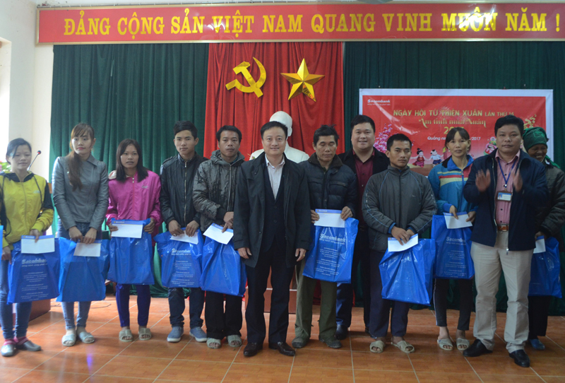 Sacomabank Quảng Ninh tặng quà Tết cho 40 gia đình có hoàn cảnh khó khăn xã Đồng Lâm, huyện Hoành Bồ