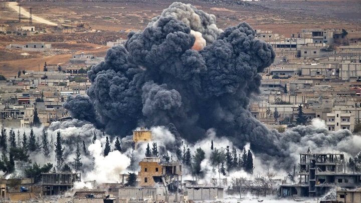 Liên quân quốc tế do Mỹ dẫn đầu không kích một cứ điểm của IS tại Xy-ri. Ảnh AP