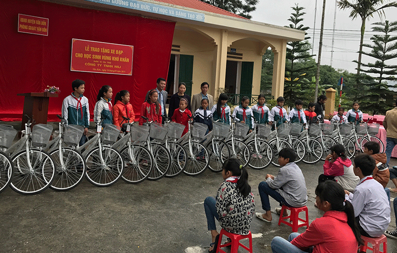 Lãnh đạo Sở GD&ĐT và Công ty TNHH NSJ trao tặng xe đạp cho học sinh tại huyện Vân Đồn